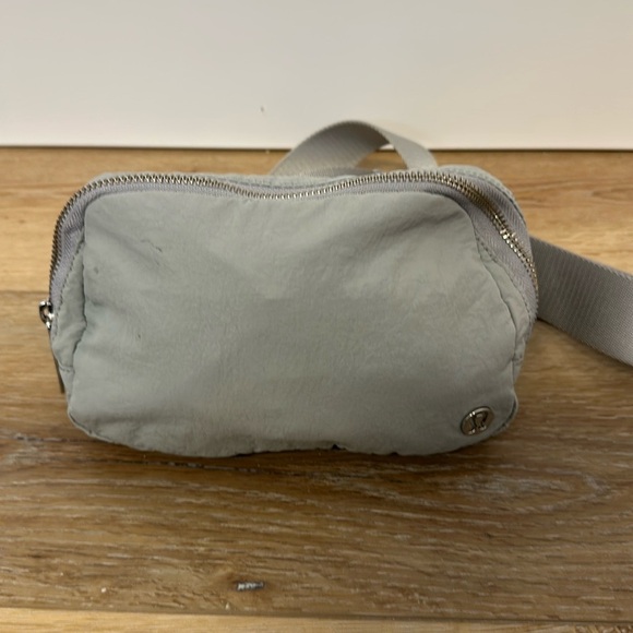 lululemon athletica Lululemon Everywhere Bag Silver Drop - Picture 2 of 10